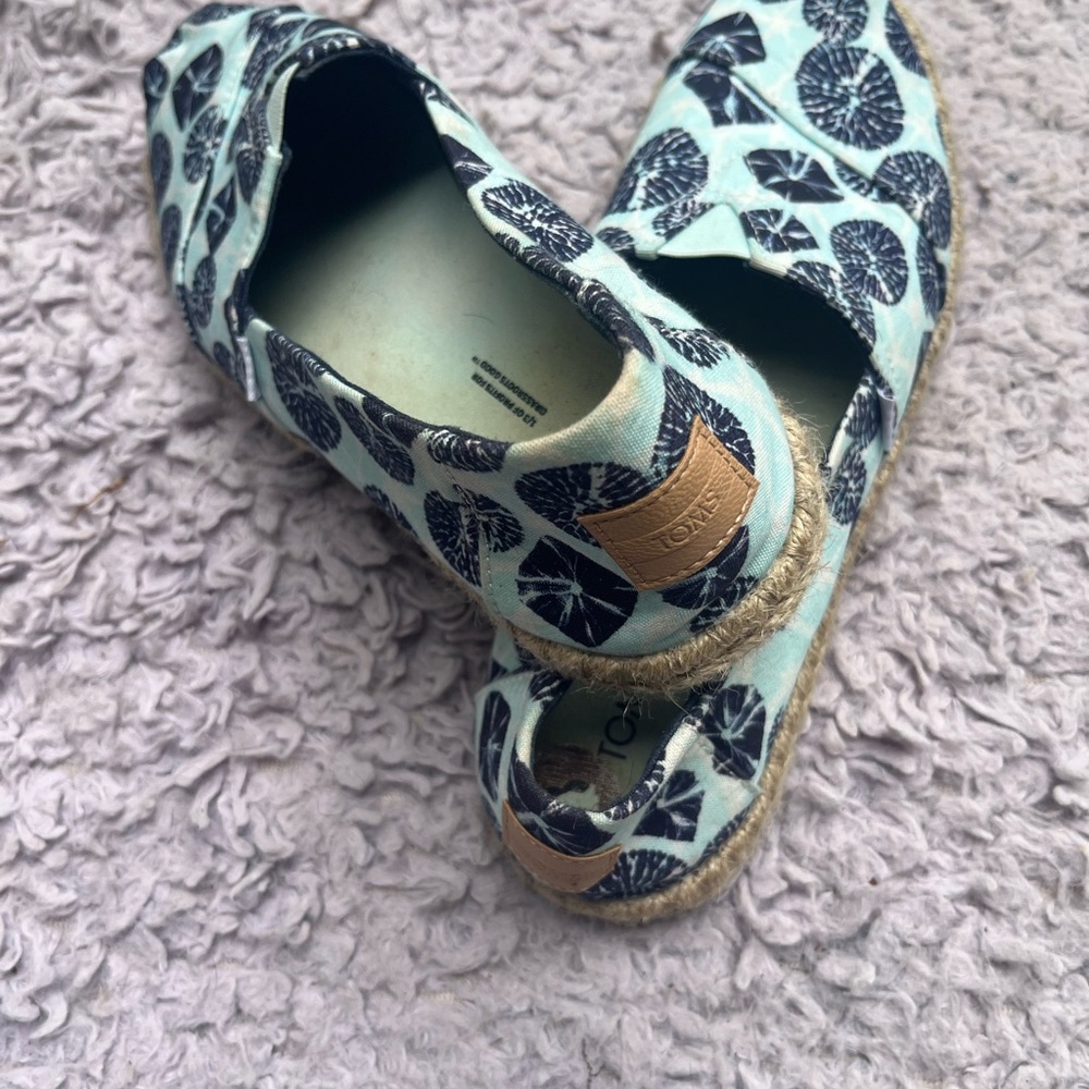 TOMS Black and Mint Leaf Moccasins